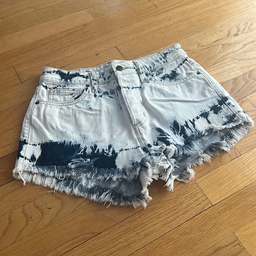 Guess acid wash jean short